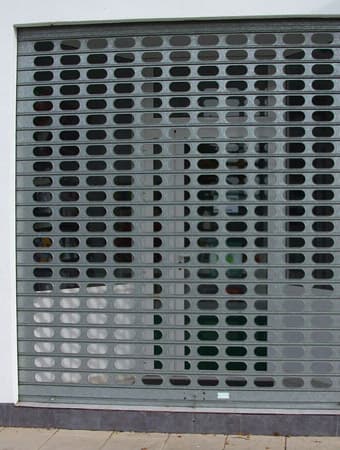 Persiana abierta con ventana