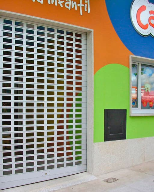Fabricación e instalación de persianas metálicas en Santiago