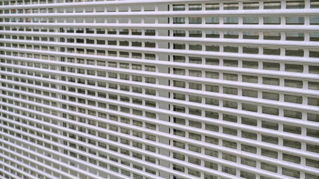 Instalación de persianas abiertas con ventana en Santiago