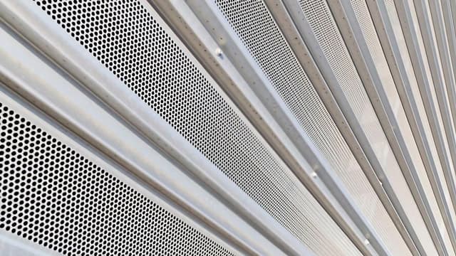 Instalación de persianas abiertas microperforadas en Santiago