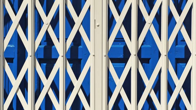 Instalación de persianas abiertas de ballesta y varilla en Santiago